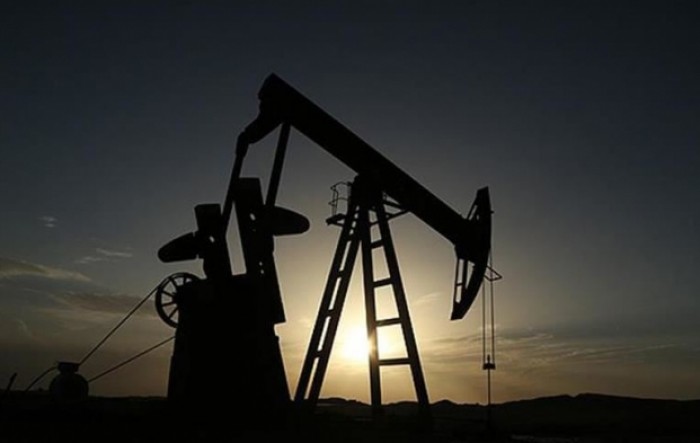 Slabiji dolar i smanjene američke zalihe podigli cijene nafte prema 52 dolara