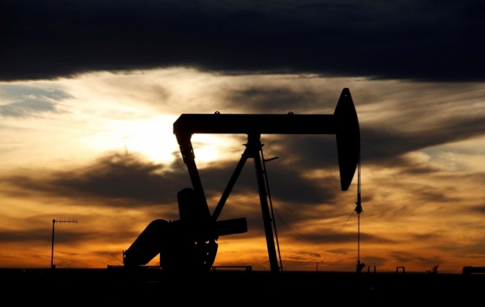 Širenje koronavirusa i veća libijska ponuda spustili cijene nafte ispod 41 dolar