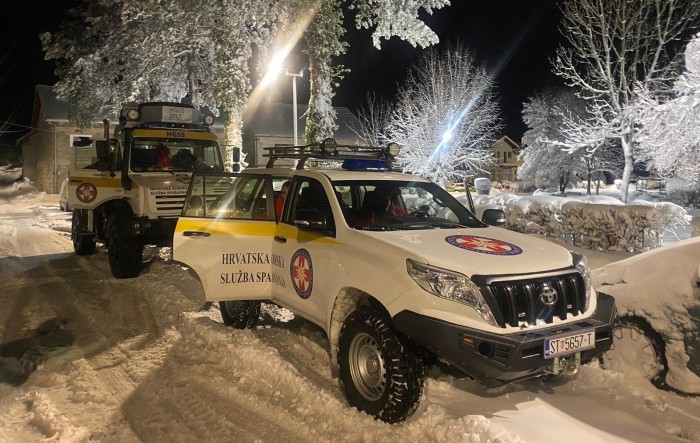 Ponovno zaustavljen promet prema Dalmaciji, HGSS spašavao ljude iz snijega