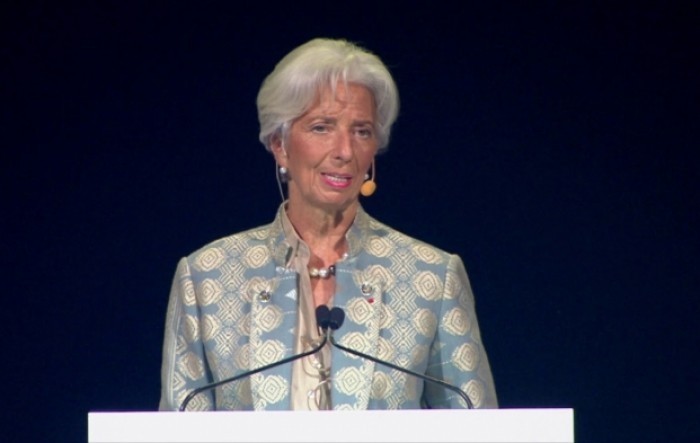 Lagarde: Slabija kupovna moć građana mogla bi zauzdati inflaciju u eurozoni