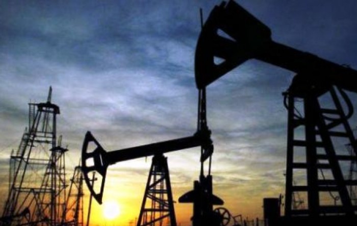 Najavljeni poticaji i ograničenja opskrbe podigli cijene nafte prema 53 dolara
