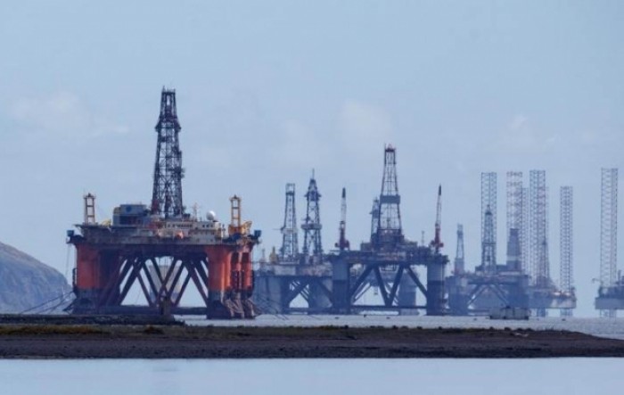 Kineski podaci i očekivanja veće ponude zadržali cijene nafte ispod 64 dolara