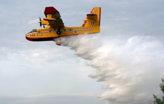 Vatrogasci gase kod Matasa i Biletića, uz podršku više kanadera i Air-Tractora