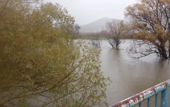 Poplave u Hercegovini, u Čapljini voda prijeti obiteljskim kućama