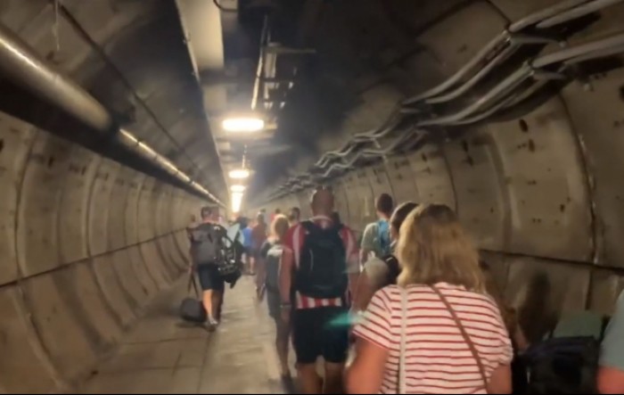 Putnici satima zaglavljeni u tunelu ispod La Manchea
