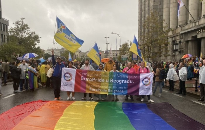 Pride u Beogradu ipak krenuo, desničari izazvali niz incidenata