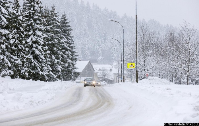 Prijeti olujna bura, ceste zatrpane snijegom