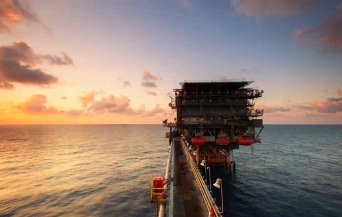 Ograničena opskrba i izgledan europski embargo poduprli cijene nafte