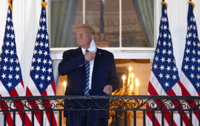 Trump pušten iz bolnice, skinuo masku nakon dolaska u Bijelu kuću