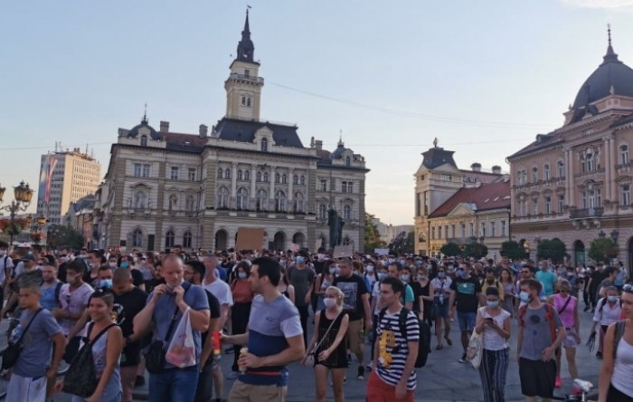 U Novom Sadu građani blokirali policijsku stanicu, protesti i u drugim gradovima