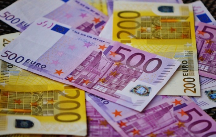 Euro ojačao, ulagači fokusirani na poticaje
