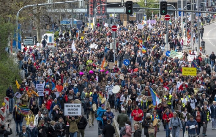 Više od 10.000 prosvjednika protiv koronamjera u Stuttgartu