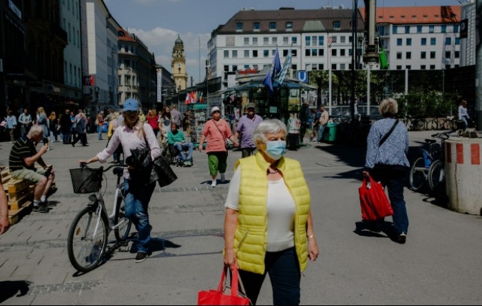 Bavarska uvodi strože mjere, diljem Njemačke se starijima dijele FFP2 maske