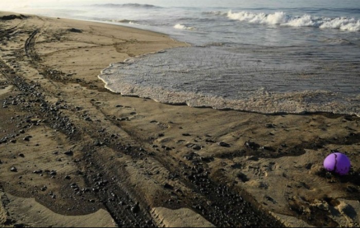 Velika naftna mrlja stigla do obale Kalifornije