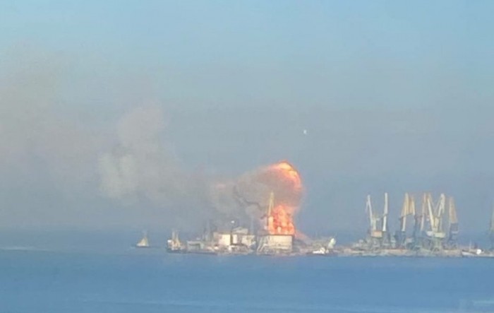 Ogroman požar u Berdjansku, gori ruski ratni brod