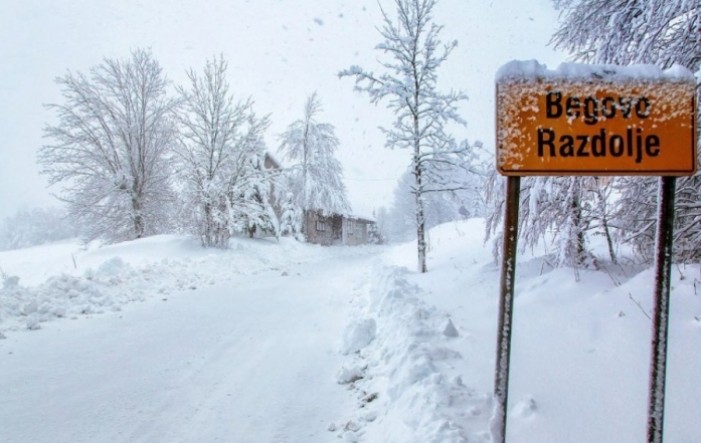 U Gorskom kotaru 30 centimetara snijega, orkanska bura zatvorila ceste