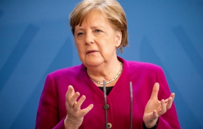 Merkel: Demokracija je pod udarom, u javnosti se šire ogorčenost i mržnja