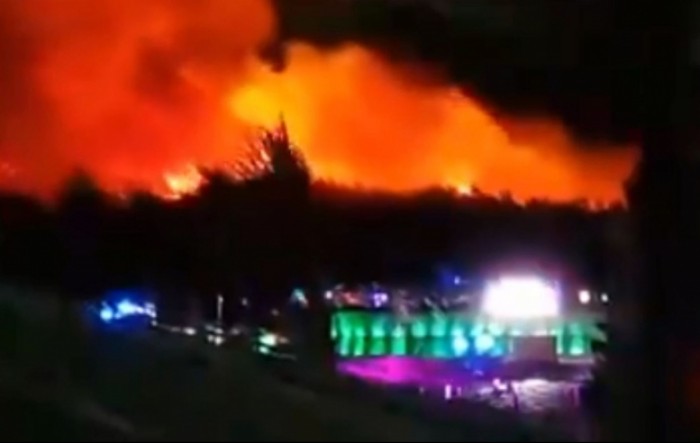Požar na Zrću gasi i kanader, klubovi evakuirali goste