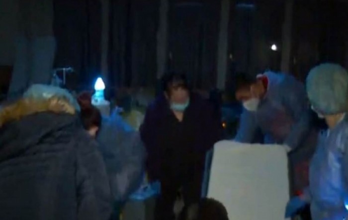 Petrinja: Bolesnici u bolnici leže u mraku bez struje dok čekaju evakuaciju