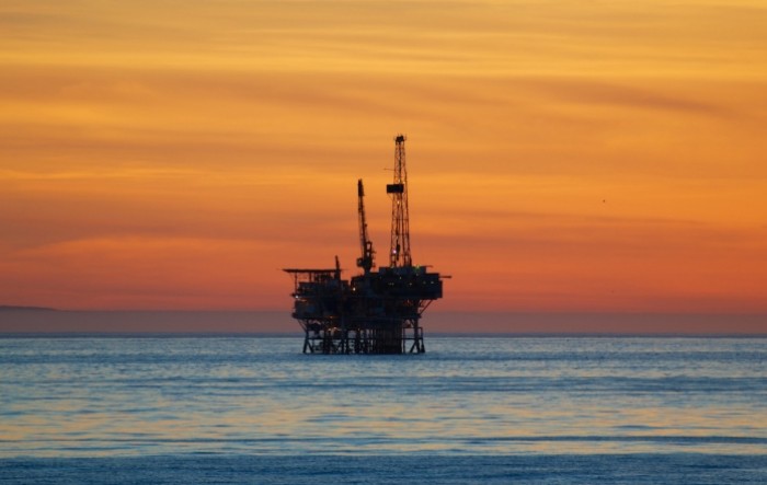 Cijene nafte stabilne iznad 45 dolara, platforme u Meksičkom zaljevu bez većih šteta