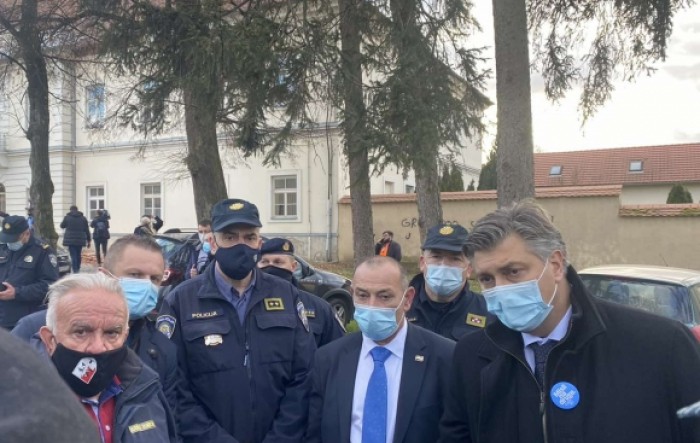 Plenković u Petrinji: Ovo je tragedija, sve službe upućene u grad