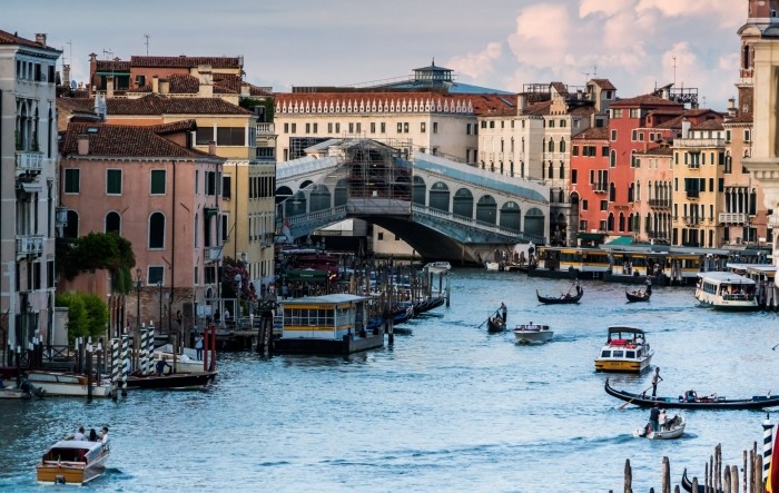 Gradonačelnik Venecije kritizirao idiote koji su surfali po Canalu Grande