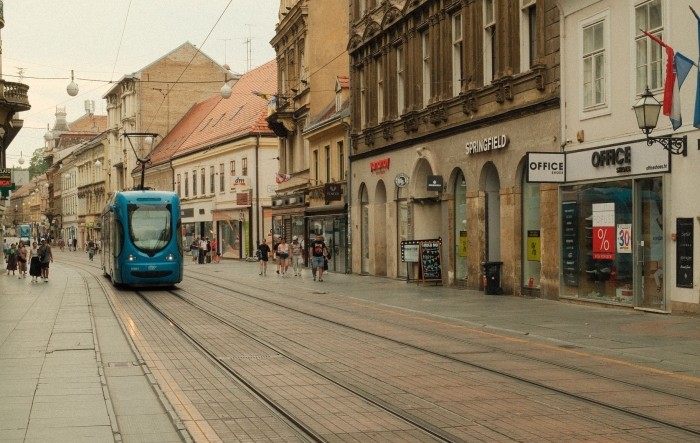 ZET-ovi tramvaji i busevi opet voze, odvozi se otpad