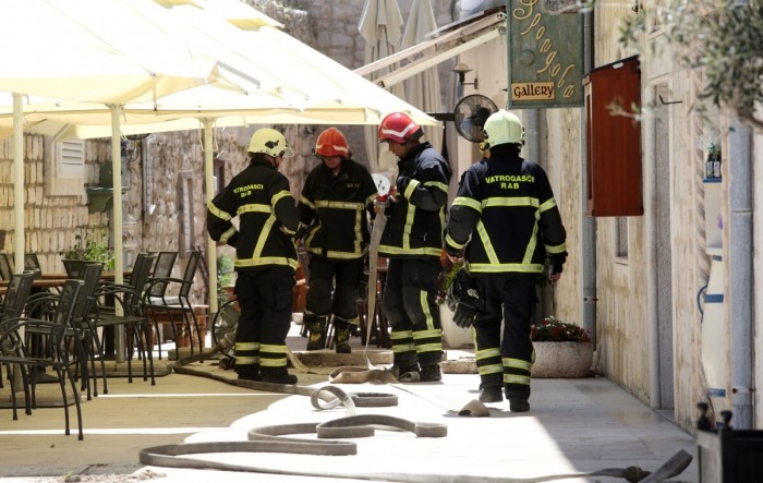 Urušio se dio zgrade na Rabu, tri osobe završile u bolnici