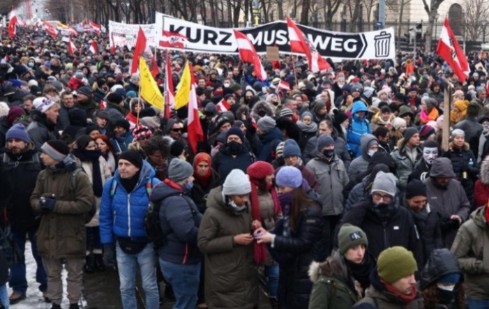 Veliki prosvjed protivnika korona mjera u Beču: Kurz mora otići (VIDEO)