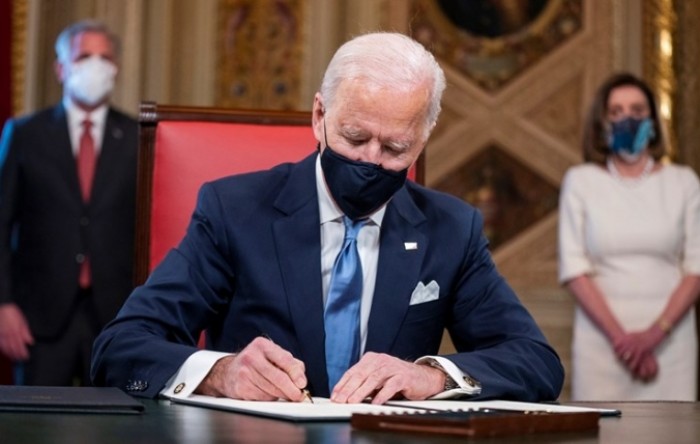 Biden potpisao povijesni plan oporavka od 1.900 milijardi dolara