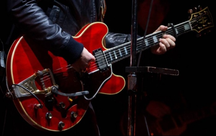 Slomljena gitara Noela Gallaghera na dražbi prodana za 300.000 eura