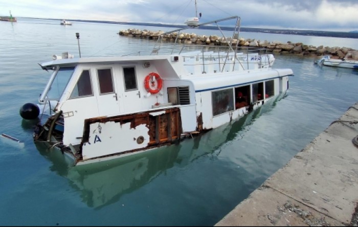 Putnički brod oštećen i djelomično potopljen u nevremenu na Velom Brijunu
