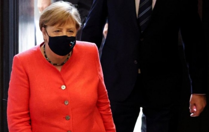 Merkel: Ne razmišljajte o kuhanom vinu, stižu strože mjere