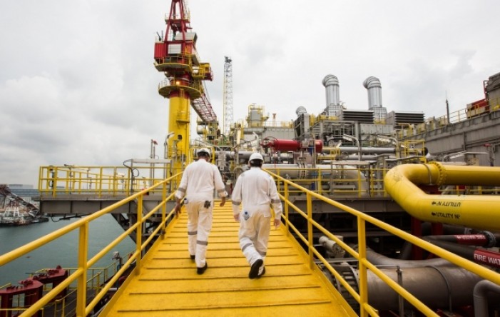Više američke zalihe i strah od koronavirusa zadržali cijene nafte blizu 43 dolara