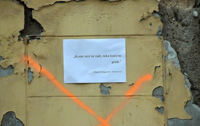 Pronađi smisao: Književni citati na razrušenim petrinjskim fasadama