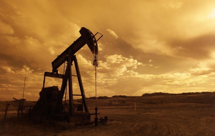 Rizik nedostatne ponude podržao cijene nafte blizu 76 dolara