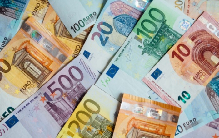 Euro ojačao pred sjednicu ECB-a, dolar oslabio