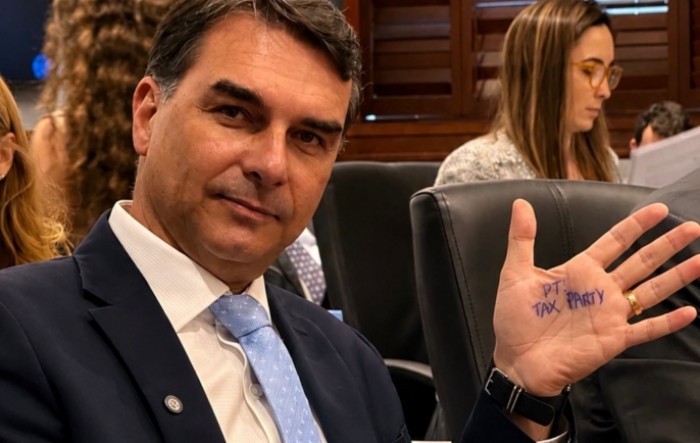 Flávio Bolsonaro vodi nakon prvog kruga izbora u Brazilu