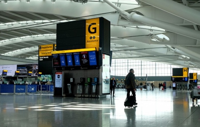 Britanija uvodi karantenu za putnike iz inozemstva, avio sektor ogorčen