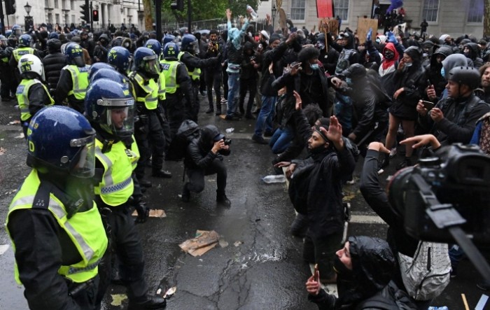 Neredi u Londonu, policajka srušena s konja (VIDEO)