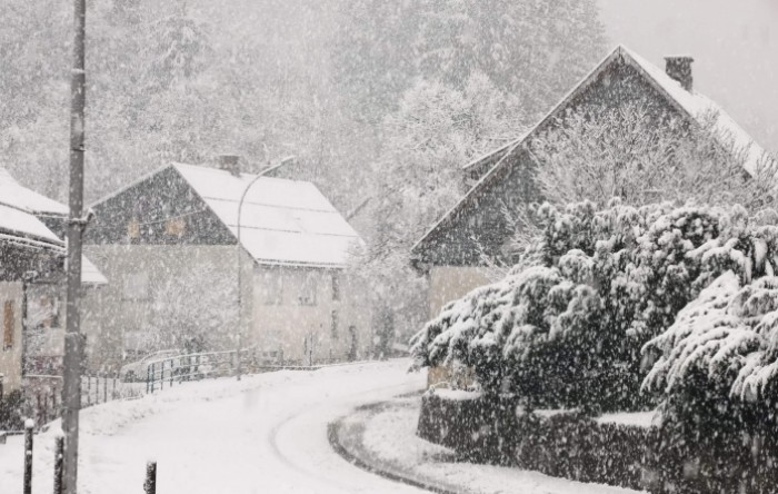U Lici i Gorskom kotaru pada snijeg, opasnost od poledice na cestama