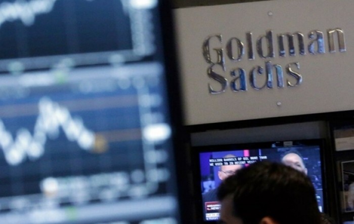 Prepolovljena dobit Goldman Sachsa