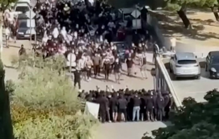 Krvavi sukob u Splitu: Ozlijeđena četiri navijača i policajac