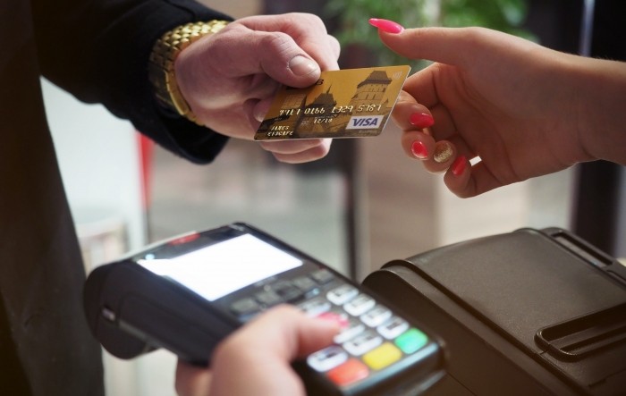 Visa i Mastercard dižu naknade za kartično plaćanje