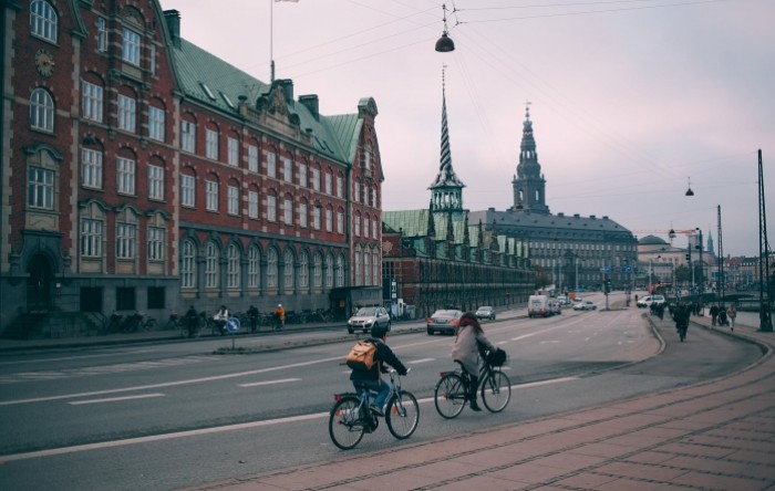 Danska: Procijepljenost visoka, a korona bukti