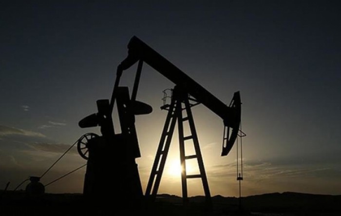 Cijene nafte pale ispod 56 dolara, trgovce iznenadio rast zaliha u SAD-u