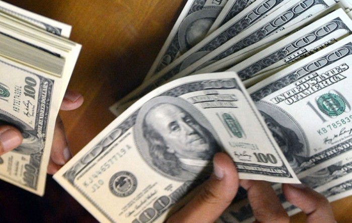 Špekulacije o zaoštravanju monetarne politike podržale dolar