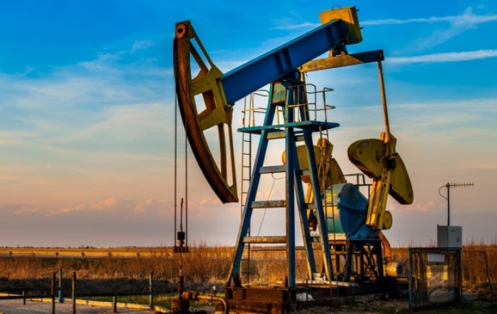 Nova zatvaranja i jači dolar pritisnuli cijene nafte
