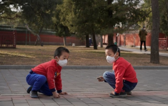 Dvojica kineskih učenika preminula nakon trčanja s maskama na licu