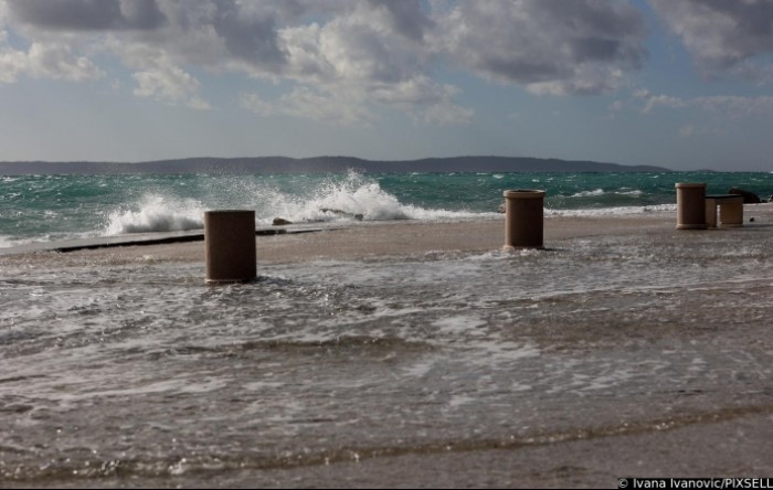 Izlilo se more u Splitu i Zadru, Hrvatske vode izdale upozorenje